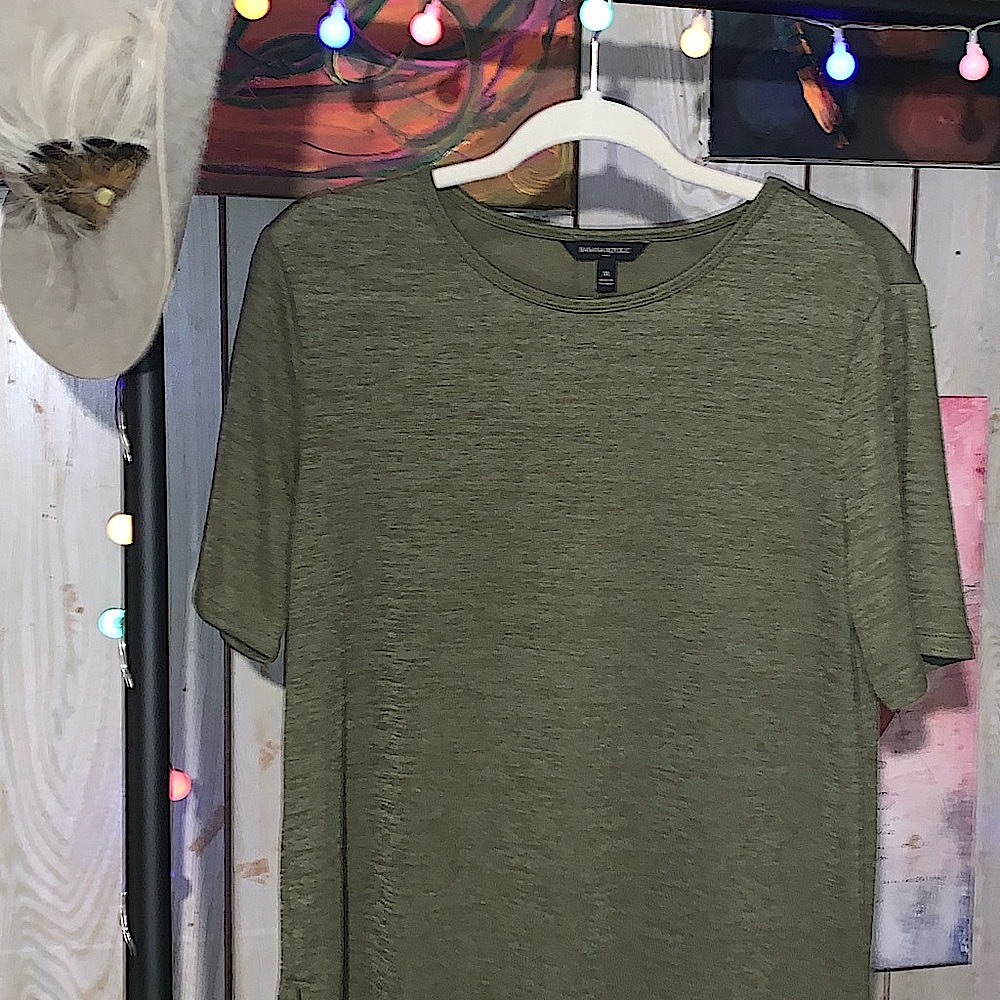 Women’s Medium Banana Republic Olive Green Top
Gently Used